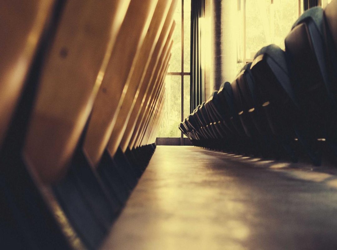 Learning by Watching: How to Follow LoL Esports